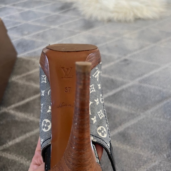 Louis Vuitton Peep Toe Sandals with Wooden Heel - Picture 5 of 9